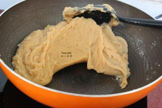 小火，分三次加入玉米油，每次加油要翻炒油全部吸收，炒至变稠且变硬状态即可关火；