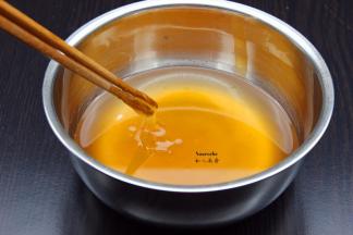 饼皮制作：转化糖浆、玉米油、枧水，拌均；