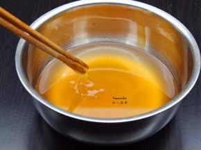 饼皮制作：转化糖浆、玉米油、枧水，拌均；