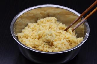 中筋粉过筛，加入糖浆中拌均；