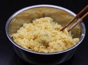 中筋粉过筛，加入糖浆中拌均；
