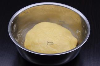 揉成光滑的面团，刚开始很黏；用保鲜膜包裹，放入冰箱冷藏1小时；