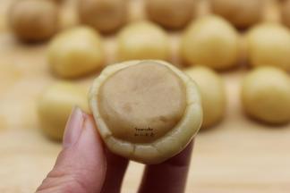 用皮包裹馅，揉紧口；