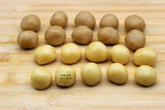 把馅和皮分成等分的小团；