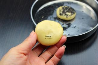 包好的饼胚做成圆形；