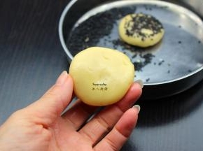 包好的饼胚做成圆形；