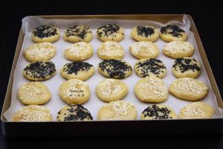 烤盘垫上硅油纸，把做好的饼胚放入烤盘；