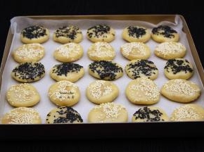 烤盘垫上硅油纸，把做好的饼胚放入烤盘；