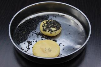 均匀的沾上白芝麻/黑芝麻；PS：如果沾不上可以加适量是水。