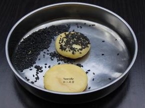 均匀的沾上白芝麻/黑芝麻；PS：如果沾不上可以加适量是水。