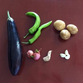 准备食材：土豆、长茄子、辣椒、葱、姜、蒜