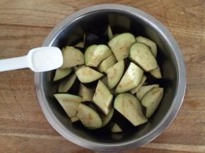 撒适量的精盐杀一下茄子的水分（这么做是为了减少油分的吸收，传统的是茄子直接过油）