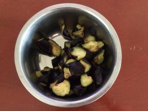 把茄子里杀出来的水倒掉