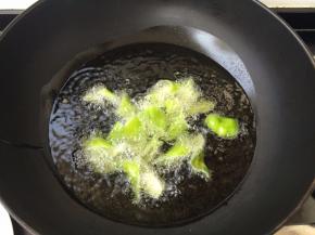 放入青椒块，过一下油就迅速捞出