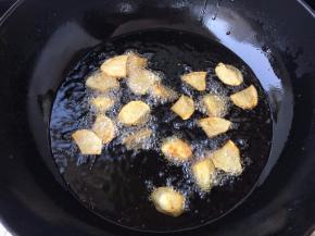 再把土豆块放进去炸熟