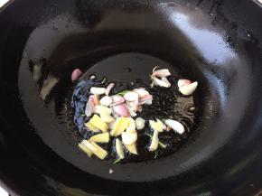 锅内留底油，放入葱姜蒜爆香