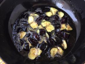 把茄子放进去过油