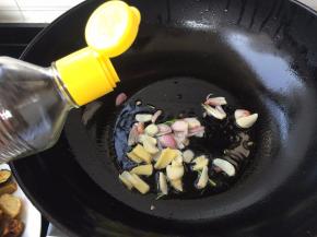 倒入六月鲜酱油