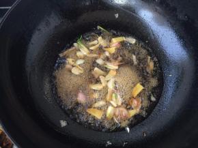 放入少许的清水、加盐、糖、料酒调味