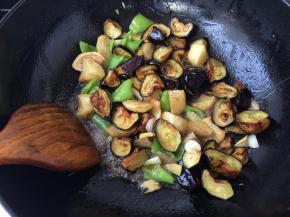 把食材全部倒入，翻炒入味