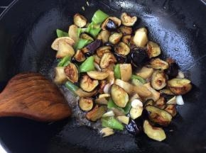把食材全部倒入，翻炒入味