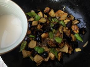 点明油、倒入水淀粉勾芡