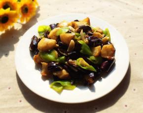 百吃不厌的地三鲜就做好了，搭配米饭吃很下饭的