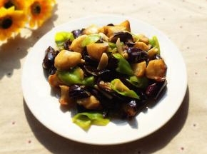百吃不厌的地三鲜就做好了，搭配米饭吃很下饭的