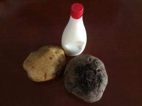 准备食材：红菜头、土豆、沙拉酱