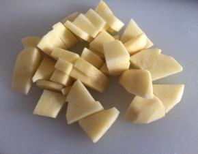 土豆削皮、随意切块，入微波叮熟（蒸熟也可以）