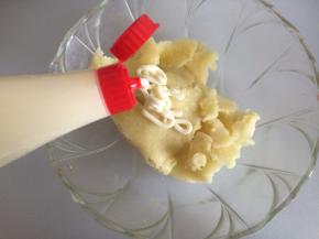 放入适量的沙拉酱，搅拌均匀