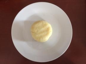 把土豆泥做成一个底座，备用