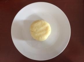 把土豆泥做成一个底座，备用