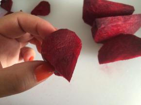 把红菜头削皮、切片，略微整形，让切出来的片更像玫瑰花瓣