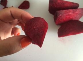 把红菜头削皮、切片，略微整形，让切出来的片更像玫瑰花瓣