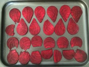 把切好的红菜头片放在烤盘上