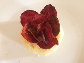 把烤好的一片一片“花瓣”插在土豆泥上就可以了