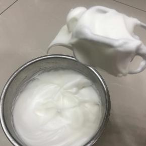 蛋白分三次加入白砂糖，用电动打蛋器打至有小弯钩状态