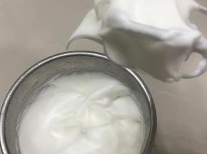 蛋白分三次加入白砂糖，用电动打蛋器打至有小弯钩状态