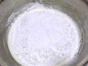 过筛低筋面粉，搅拌均匀无面粉颗粒