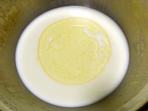 加入玉米油搅拌均匀