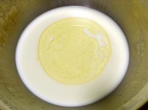 加入玉米油搅拌均匀