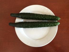 准备食材：黄瓜两根