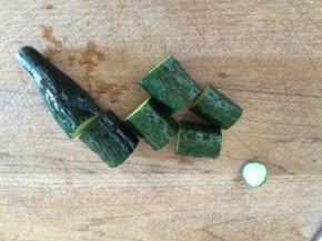 黄瓜洗净，将其中的一根黄瓜切段