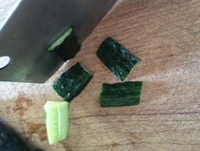 贴着黄瓜皮的部分切下去（这个拼盘只取瓜皮鲜脆的部分）