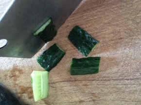 贴着黄瓜皮的部分切下去（这个拼盘只取瓜皮鲜脆的部分）