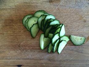 另外再切一些半圆的黄瓜片