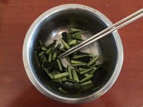 放入精盐等调味品，一起腌制入味