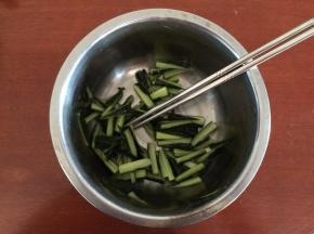 放入精盐等调味品，一起腌制入味