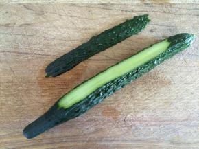 取另一根黄瓜，如图切下长条的黄瓜皮